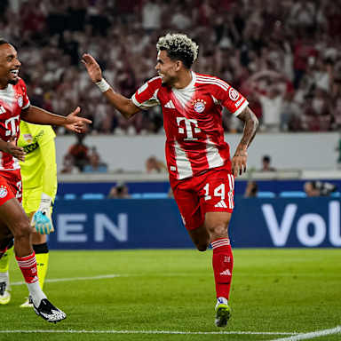 Luis Díaz und Sacha Boey bejubeln den Treffer zum 2:0 ein während des Franz Beckenbauer-Supercup zwischen dem VfB Stuttgart und dem FC Bayern