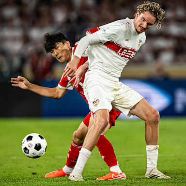 Minjae Kim im Zweikampf mit Nick Woltemade während des Franz Beckenbauer-Supercup zwischen dem VfB Stuttgart und dem FC Bayern