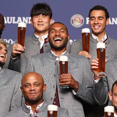 Luis Diaz, Jonathan Tah und Harry Kane achen mit einem Weißbierglas in der Hand