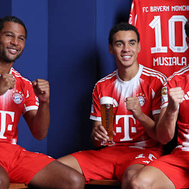 Serge Gnabry, Jamal Musiala und Leon Goretzka sitzen in einer Umkleidekabine