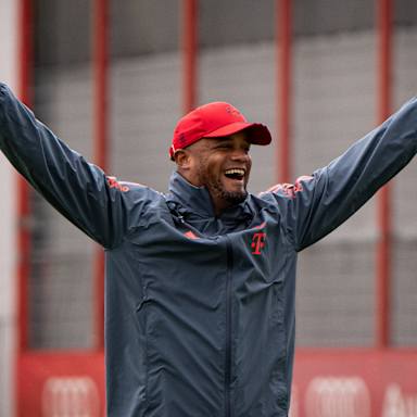 Vincent Kompany jubelt im Training des FC Bayern