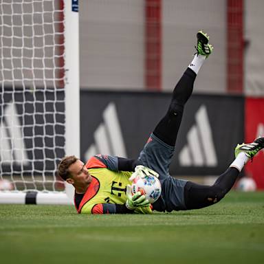 Manuel Neuer hält einen Ball im Training des FC Bayern