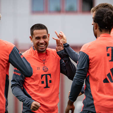 Raphael Guerreiro bekommt Ohrenschnippser im Training des FC Bayern
