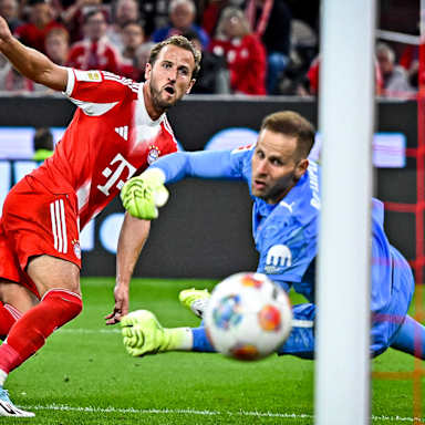 Harry Kane schießt zum 6:0 ein während des Bundesligaauftakts zwischen dem FC Bayern und RB Leipzig