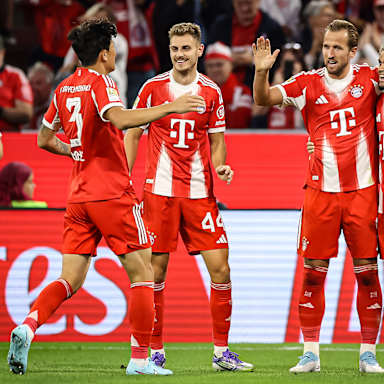 Harry Kane und seine Teamkollegen feiern zusammen während des Bundesligaauftakts zwischen dem FC Bayern und RB Leipzig