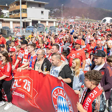 Fans strömen zum Traumspiel des FC Bayern bei Red Eagles Austria