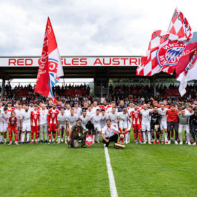 Die Teams nehmen Aufstellung für das Traumspiel des FC Bayern gegen den Fanclub Red Eagles Austria.