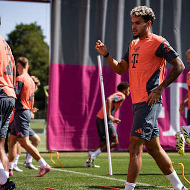 Luis Díaz beim Warmlaufen im Training des FC Bayern vor dem Pokalspiel in Wiesbaden.