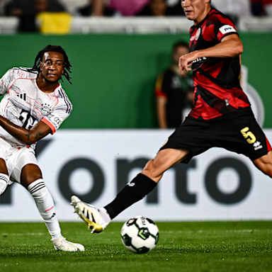 Michael Olise trifft zum 2:0 während des DFB-Pokalspiels des FC Bayern beim SV Wehen Wiesbaden