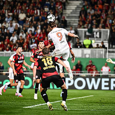 Harry Kane köpft zum 3:2-Sieg ein während des DFB-Pokalspiels des FC Bayern beim SV Wehen Wiesbaden