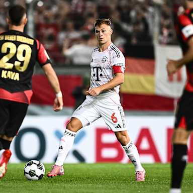 Joshua Kimmich führt den Ball am Fuß während des DFB-Pokalspiels des FC Bayern beim SV Wehen Wiesbaden