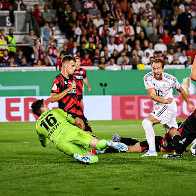 Harry Kane wird beim Torschuss geblockt während des DFB-Pokalspiels des FC Bayern beim SV Wehen Wiesbaden