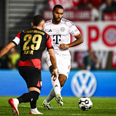 Jonathan Tah mit Ball am Fuß während des DFB-Pokalspiels des FC Bayern beim SV Wehen Wiesbaden