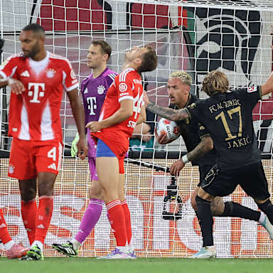Entrüstung bei den Spielern des FC Bayern nach dem Augsburger Tor zum 2:3-Anschlusstreffer