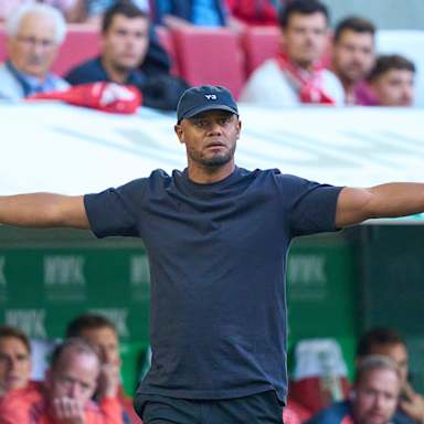 Vincent Kompany steht mit ausgebreiteten Armen an der Seitenlinie im Bundesliga-Spiel des FC Bayern in Augsburg.