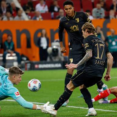 Luis Diaz versucht es mit einem Torschuss im Fallen im Bundesliga-Spiel des FC Bayern beim FC Augsburg.