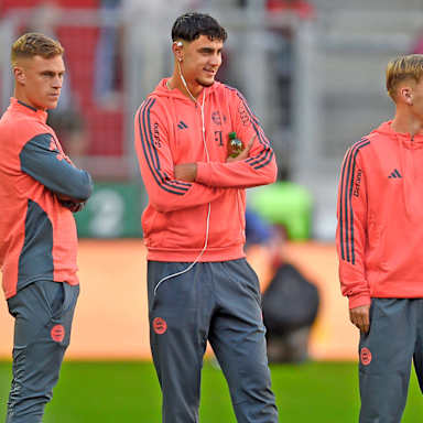 Spieler des FC Bayern bei der Platzinspektion vor dem Spiel in Augsburg