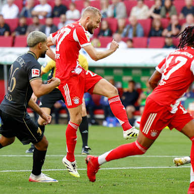 Konrad Laimer beim Torschuss im Bundesliga-Spiel des FC Bayern beim FC Augsburg.