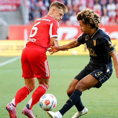 Joshua Kimmich im Zweikampf mit Han-Noah Massengo im Bundesliga-Spiel des FC Bayern beim FC Augsburg.