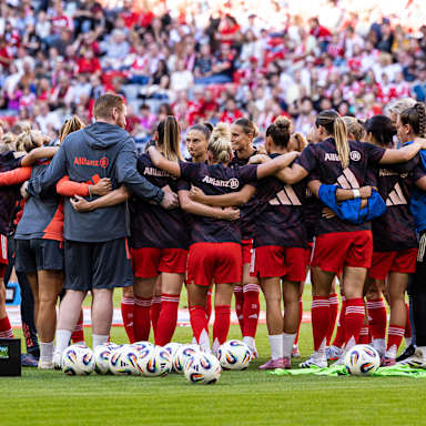Die Mannschaft der FC Bayern-Frauen macht einen Kreis vor dem Spiel gegen Leverkusen