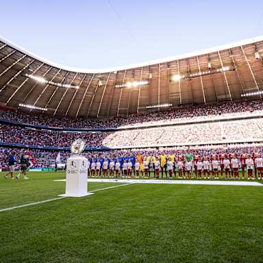 Die Teams der FC Bayern Frauen und Bayer Leverkusen vor dem Anpfiff.