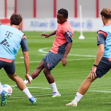 Wisdom Mike im Training des FC Bayern an der Säbener Straße