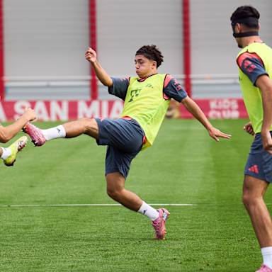 Zweikampf im Training des FC Bayern an der Säbener Straße