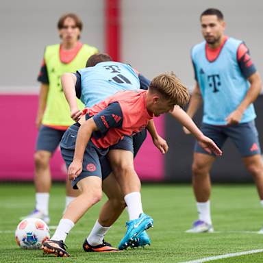 Lennart Karl im Zweikampf im Training des FC Bayern an der Säbener Straße