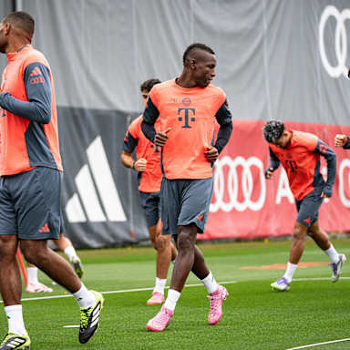 Nicolas Jackson und Kollegen laufen sich warm im Training des FC Bayern vor dem Heimspiel gegen den Hamburger SV.