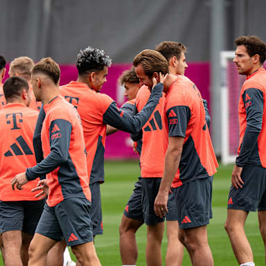 Luis Diaz kneift Harry Kane ins Ohr im Training des FC Bayern vor dem Heimspiel gegen den Hamburger SV.