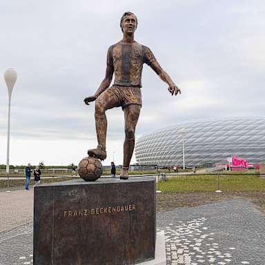 Die Statue von Franz Beckenbauer vor der Allianz Arena