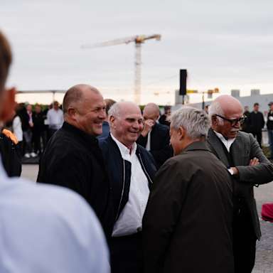 Uli Hoeneß im Gespräch mit Pierre Littbarski