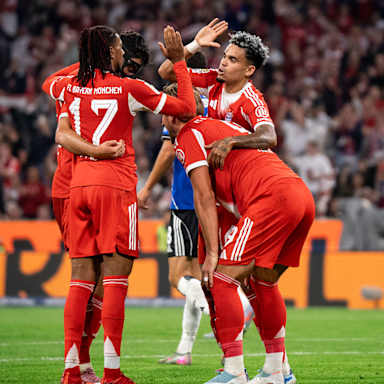 Luis Diaz und Michael Olise klatschen ab nach dem 5:0 im Bundesliga-Spiel FC Bayern gegen Hamburger SV.