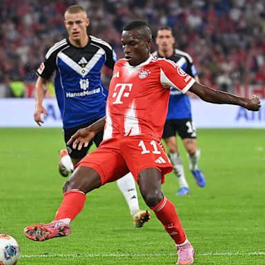 Nicolas Jackson am Ball im Bundesliga-Spiel FC Bayern gegen Hamburger SV.