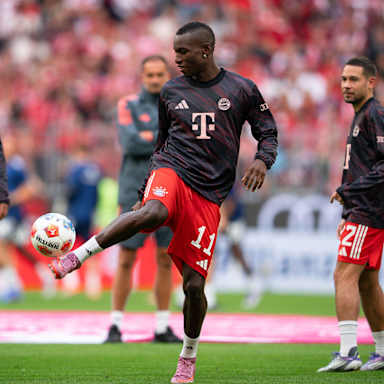 Nicolas Jackson beim Warm-Up vor dem Bundesliga-Spiel FC Bayern gegen Hamburger SV.