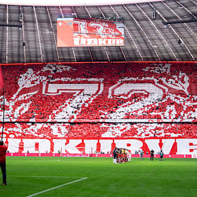 Eine Choreo der Fans des FC Bayern in der Allianz Arena zeigt Südkurve 72