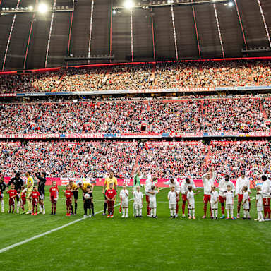 Startaufstellung der beiden Teams vor Anpfiff des Bundesliga-Spiels FC Bayern gegen Hamburger SV.