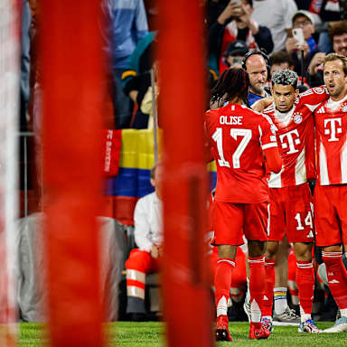 Harry Kane, Michael Olise und Co. jubeln während des Heimspiels des FC Bayern zum Auftakt in die Champions League gegen den FC Chelsea