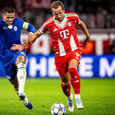 Harry Kane im Zweikampf während des Heimspiels des FC Bayern zum Auftakt in die Champions League gegen den FC Chelsea