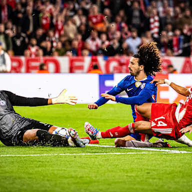 Luis Díaz beim Abschluss im Fallen während des Heimspiels des FC Bayern zum Auftakt in die Champions League gegen den FC Chelsea