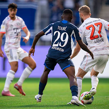 Konrad Laimer dribbelt mit dem Ball im Bundesliga-Spiel des FC Bayern bei der TSG 1899 Hoffenheim.