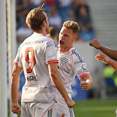 Spieler des FC Bayern bejubeln das Tor zum 3:0 im Bundesliga-Spiel des FC Bayern bei der TSG 1899 Hoffenheim.