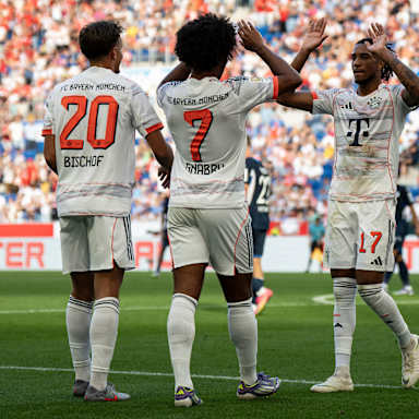 Serge Gnabry bejubelt sein Tor zum 4:1 im Bundesliga-Spiel des FC Bayern bei der TSG 1899 Hoffenheim.