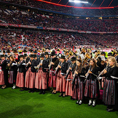 Eine Musikkapelle spielt vor dem Bundesliga-Heimspiel des FC Bayern gegen den SV Werder Bremen.
