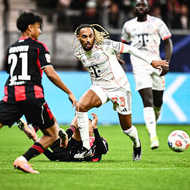 Sacha Boey mit Ball am Fuß während des Gastspiels des FC Bayern bei Eintracht Frankfurt