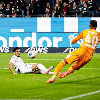 Luis Díaz trifft zur 1:0-Führung während des Gastspiels des FC Bayern bei Eintracht Frankfurt