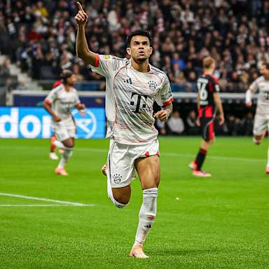 Luis Díaz bejubelt seinen Treffer zur 1:0-Führung während des Gastspiels des FC Bayern bei Eintracht Frankfurt