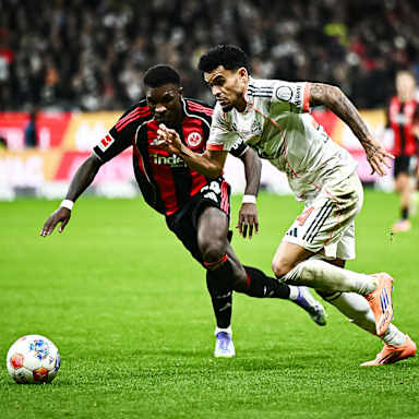 Luis Díaz mit Ball am Fuß während des Gastspiels des FC Bayern bei Eintracht Frankfurt