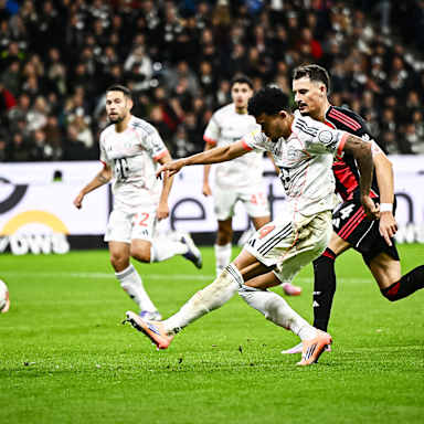 Luis Díaz trifft zum 3:0 während des Gastspiels des FC Bayern bei Eintracht Frankfurt
