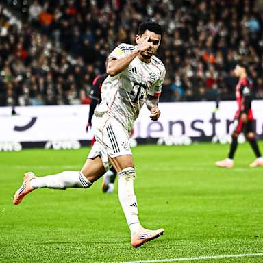 Luis Díaz bejubelt den Treffer zum 3:0 während des Gastspiels des FC Bayern bei Eintracht Frankfurt